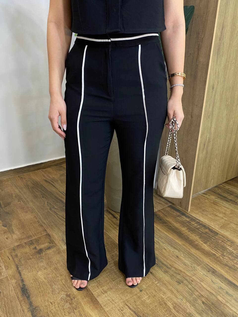 Conjunto Liz Cropped com Bolsos Falsos e Calça Pantalona Preto